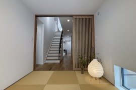 和室の間接照明と観葉植物