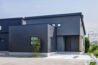 線路の脇に佇みながら、静かに暮らせる平屋の住まい