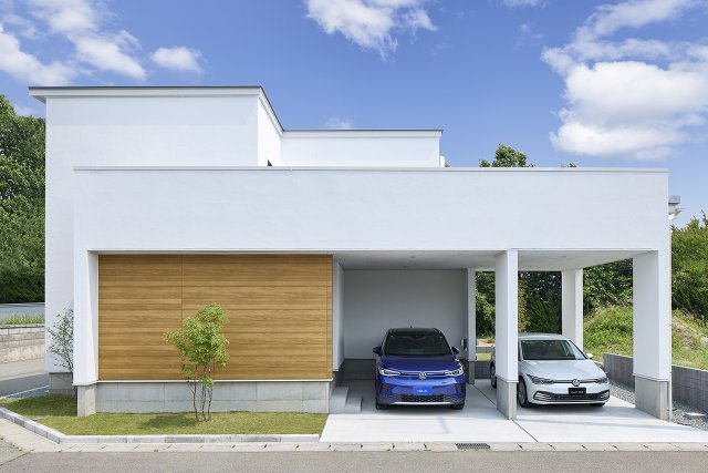 オープンガレージのあるホテルライクな家