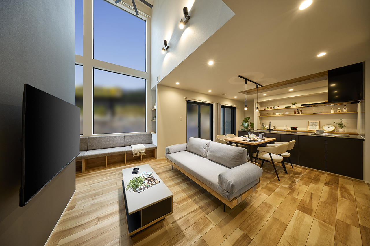 大きな窓が特徴的な吹き抜けのある家