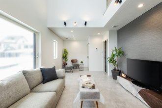 上質なグレーインテリアと吹き抜けのある家