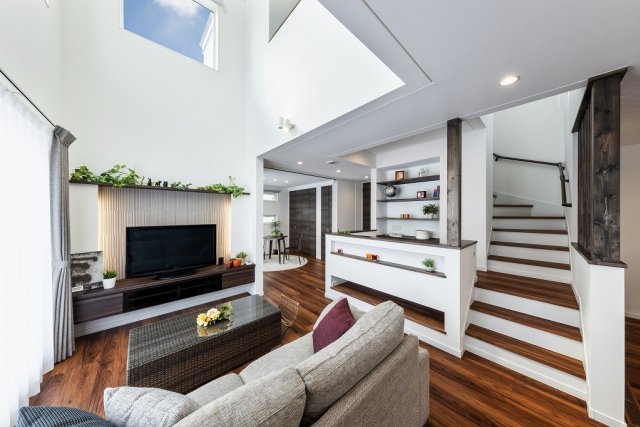 吹抜とスキップフロアのある家