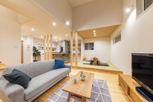 畳コーナーと高天井のある家