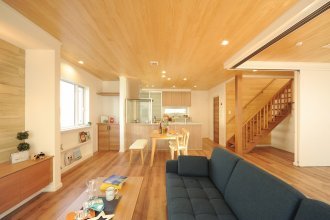 木の素材感を愉しむ家