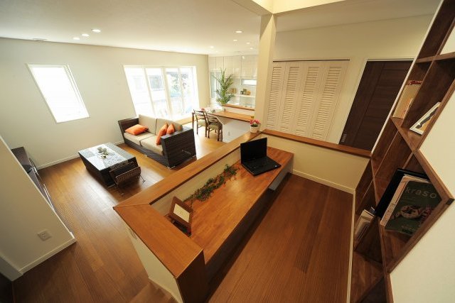 視線の抜けが広さを感じさせる家