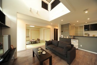 図書館のような本棚のある家