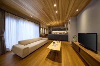 木目を基調とした趣のある家