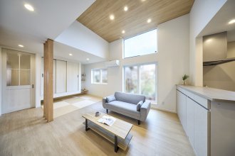 高天井で開放的なLDKと造作収納が散りばめられた家