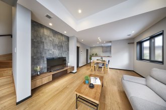 高天井のLDKとロフトのある家