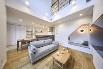 開放的な吹き抜けとヌックのある心地よい家